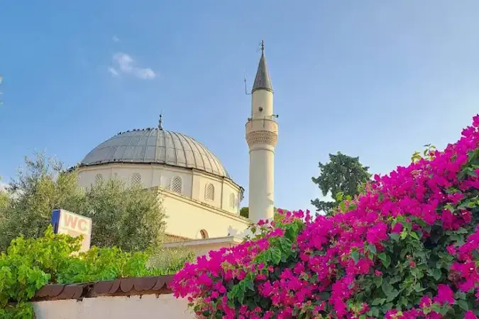 Aydın Kuşadası Hanım Cami kapak görseli