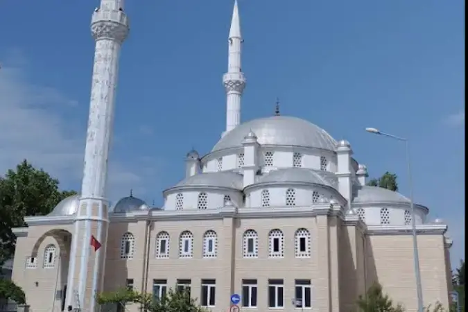 Balıkesir Ayvalık Gönenli Mehmet Efendi Şehitler Cami kapak görseli
