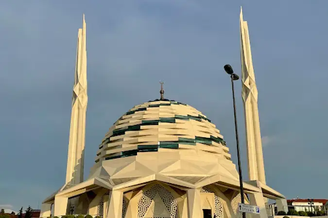 İstanbul Üsküdar Marmara Üniversitesi İlahiyat Fakültesi Cami kapak görseli