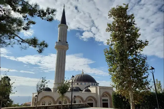 İstanbul Adalar Fatin Rüştü Zorlu Cami kapak görseli