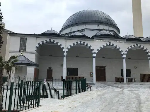 İstanbul Ataşehir Artvinli Hacı Osman Bakır Cami kapak görseli