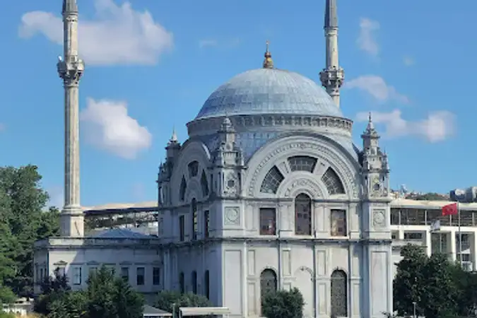 İstanbul Beyoğlu Dolmabahçe Bezmi Alem Valide Sultan Cami kapak görseli