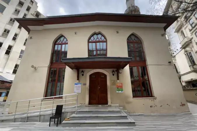 İstanbul Beyoğlu Hüseyin Ağa Cami kapak görseli