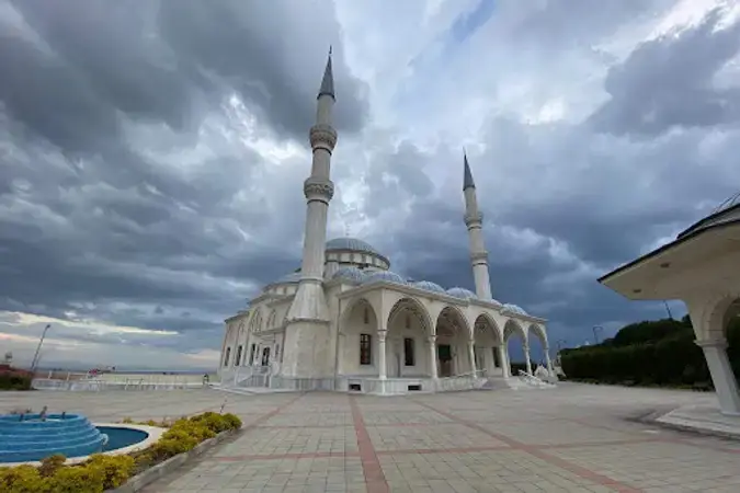 İstanbul Büyükçekmece Güzelşehir İhlas Cami kapak görseli