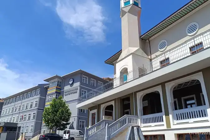 İstanbul Çekmeköy Çekmeköy Anadolu İmam Hatip Lisesi Ömer Cami kapak görseli