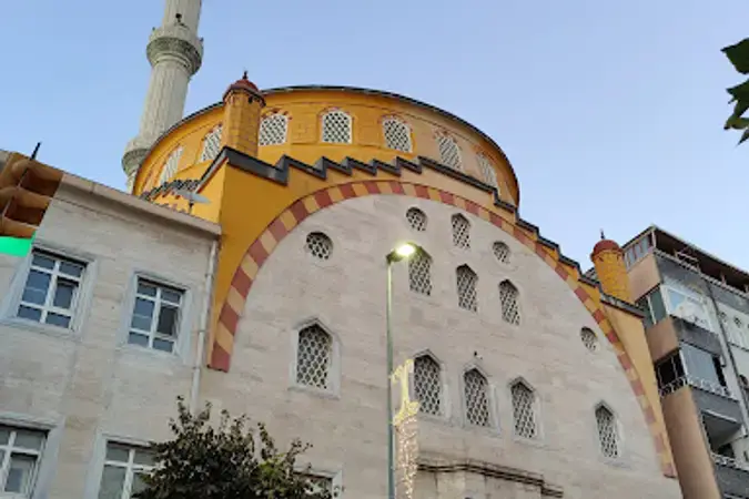 İstanbul Küçükçekmece Sultan Murat Merkez Cami kapak görseli