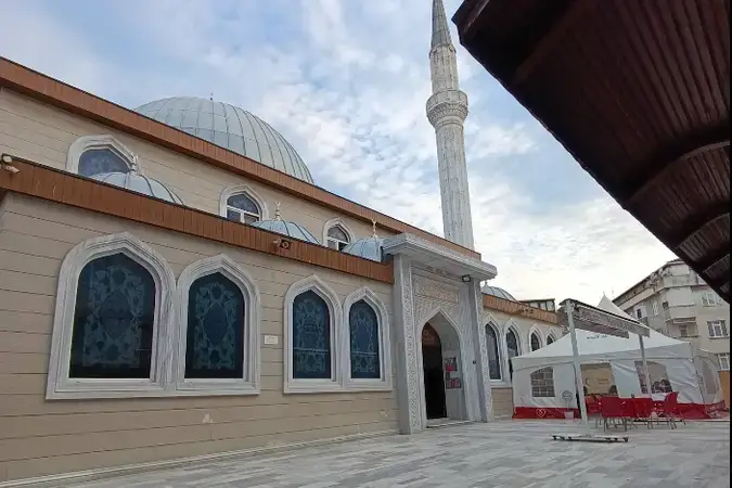 İstanbul Pendik Güzelyalı Ömer Hekim Cami kapak görseli