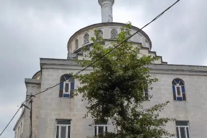 İstanbul Sarıyer Ömürtepe Merkez Cami - Mehmet Şükrü Çakıroğlu Cami kapak görseli
