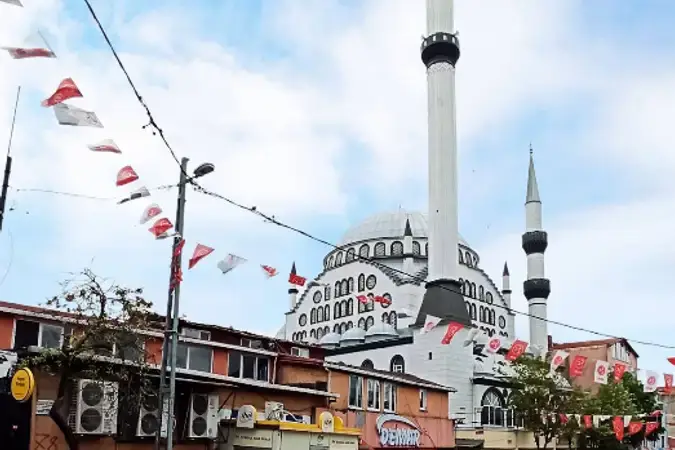 İstanbul Sarıyer Cumhuriyet Mahhallesi Merkez Cami kapak görseli