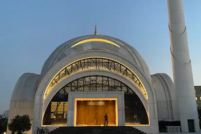 İstanbul Sarıyer İstanbul Teknik Universitesi Abdulhakim Sancak Cami kapak görseli