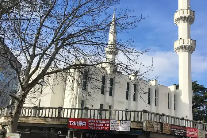 İstanbul Sarıyer Yeniköy Çarşı Merkez Cami kapak görseli