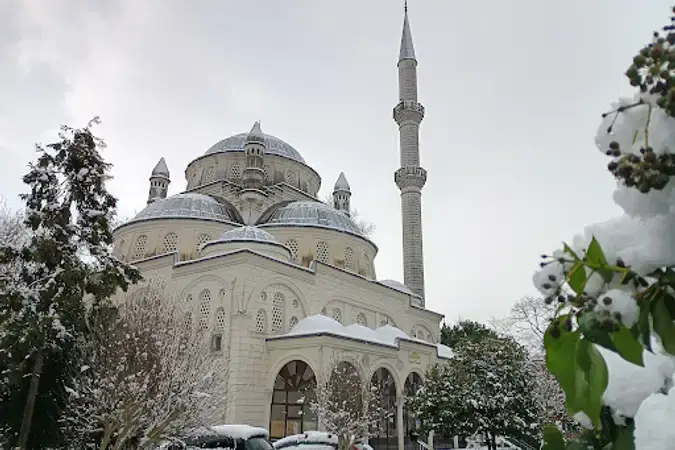 İstanbul Sarıyer Zümrütevler Cami kapak görseli