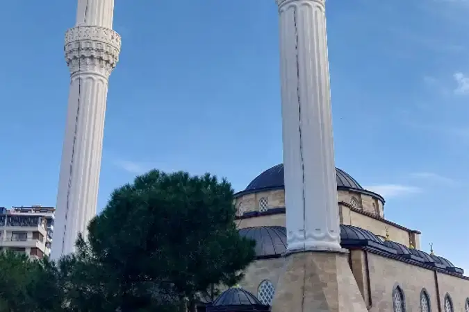 İzmir Dikili Yunus Emre Cami kapak görseli