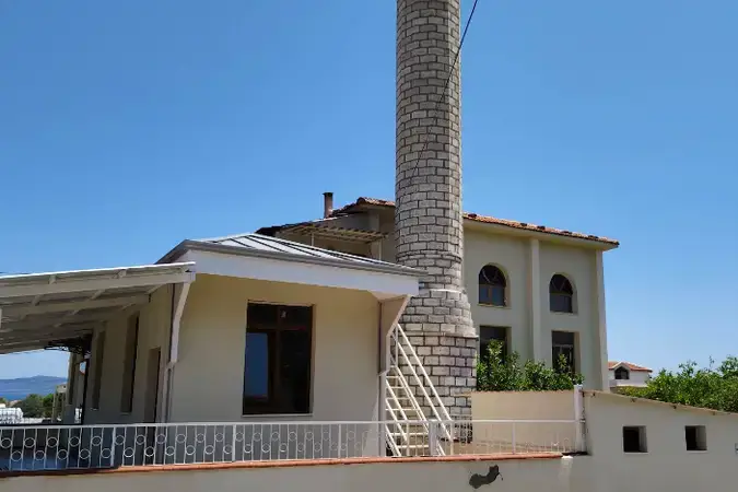 Mordoğan Uşşakiler Cami kapak fotoğrafı