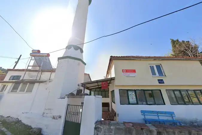Örtülü Aşağı Cami kapak fotoğrafı